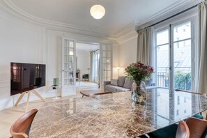 Smart TV, fireplace, stereo, offices - Wonderful AC Apartment Terrace Madeleine Opera (Paris)