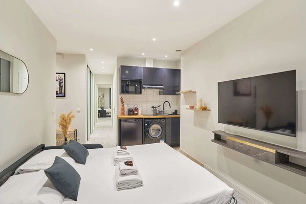 Desk, iron/ironing board, Internet, bed sheets