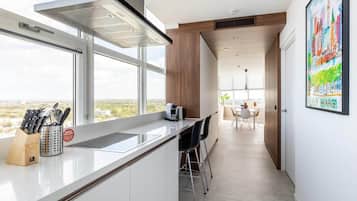 Een kookplaat, een vaatwasser, een koffiezetapparaat/waterkoker