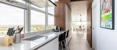 Kokeplater, oppvaskmaskin, kaffetrakter/tekoker og kjøkkenutstyr