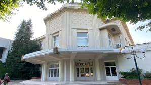 A building with a classical architectural style, featuring a prominent entrance with a balcony and a sign that reads "KELAFED." - Charming appartement with roof terrace in Vittel (Vittel)