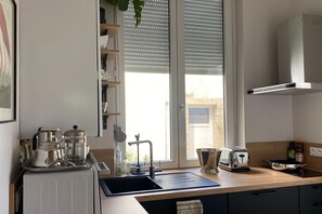 Jääkaappi, mikroaaltouuni, kahvin-/teenkeitin