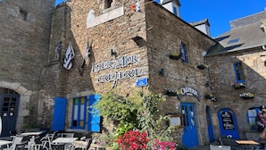 Un bâtiment historique en pierre, sur lequel on peut lire l’inscription suivante : « Laer Mor Crederie ».