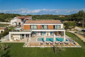 Exterior - Luxury Villa with heated infinity pool and sauna. (Pazin)