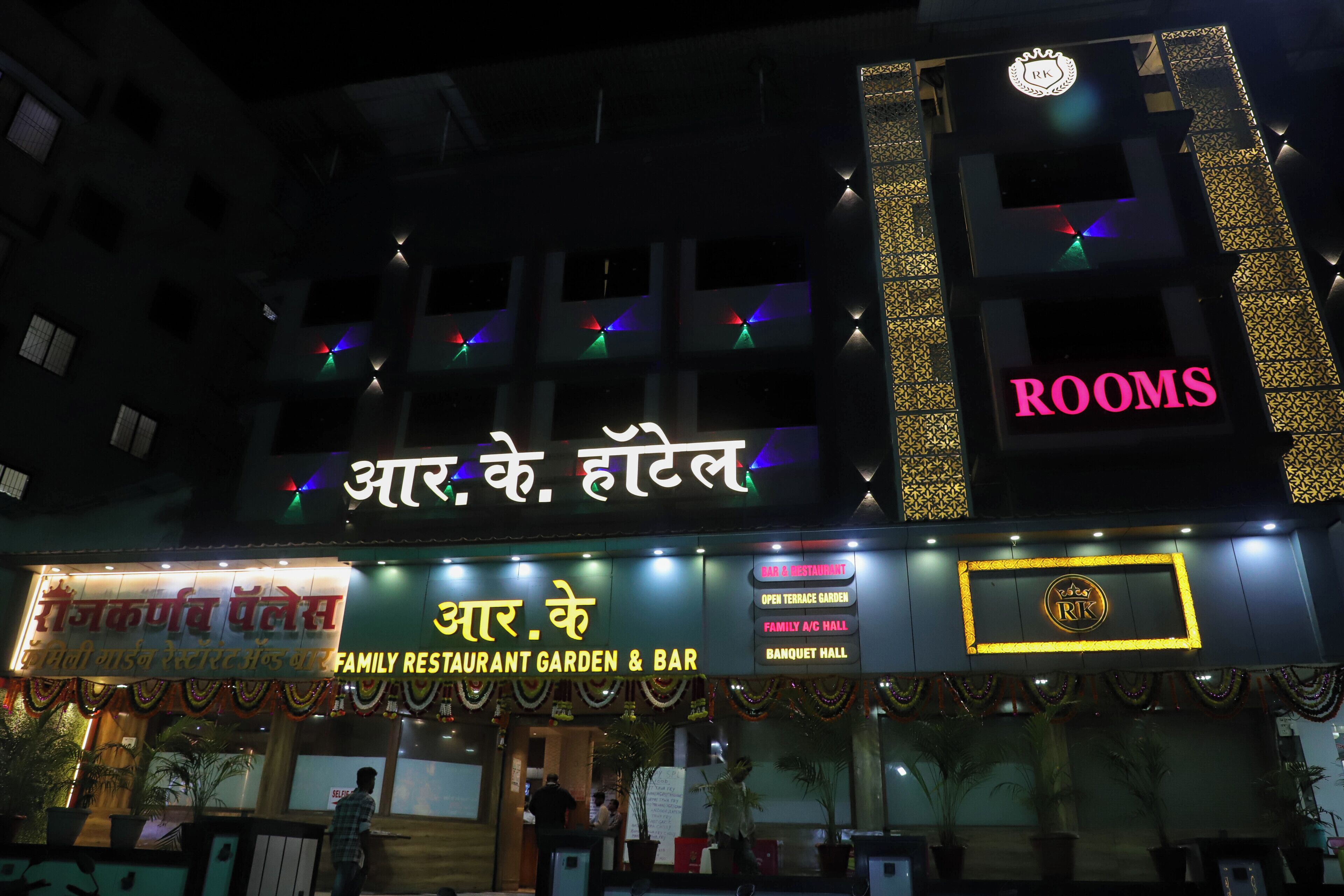 A hotel with a sign indicating "Rooms" and "Family Restaurant Garden & Bar".
