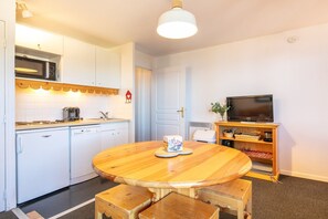 Jääkaappi, mikroaaltouuni, liesi, astianpesukone