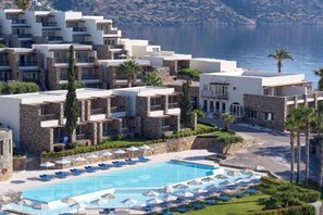 Outdoor pool - Wyndham Grand Crete Mirabello Bay (Agios Nikolaos)