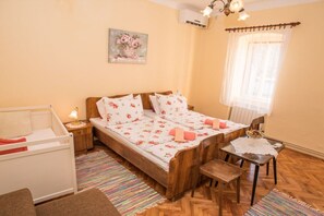 Iron/ironing board, travel cot, free WiFi - Three Bedroom Holiday Home (Tribalj)
