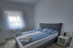 2 bedrooms, iron/ironing board, travel crib, free WiFi - Two Bedroom Apartment (Vir)