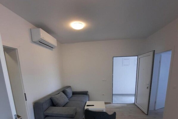 Smart TV - Two Bedroom Apartment (Vir)