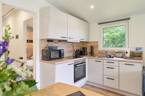 Kühlschrank, Ofen, Herdplatte, Wasserkocher mit Kaffee-/Teezubehör