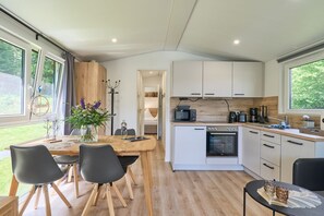 Fridge, oven, stovetop, coffee/tea maker