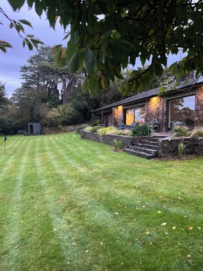 المنطقة المحيطة بالمنشأة