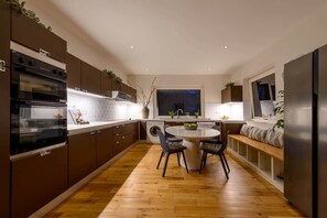 ثلاجة، ميكروويف، فرن، موقد طهي مسطح