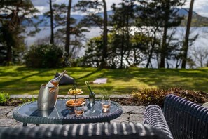 Outdoor dining - Caragh Lake House - Lakefront Escape and Sauna (Killorglin)