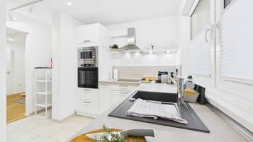 Køleskab, mikrobølgeovn, ovn, kogeplade