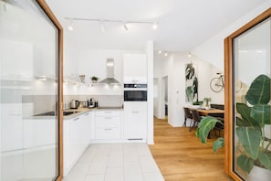 Réfrigérateur, four à micro-ondes, un four, surface de cuisson