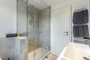 Shower, towels, soap - Essex - Modern vacation home Essex with garden, terrace and close to the train station in (Sylt-Ost)