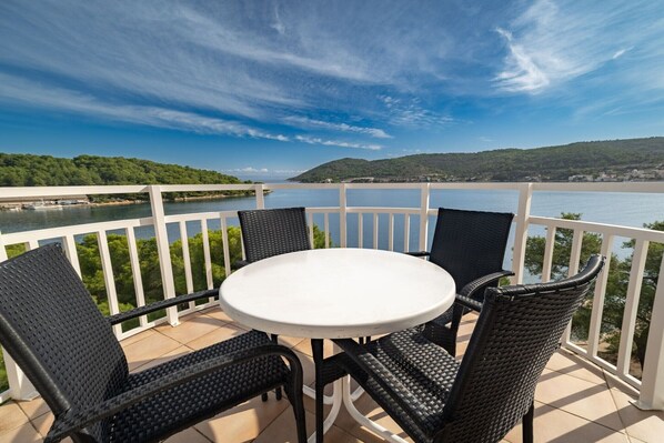 Outdoor dining - Hotel Issa - Double Room Sea View 27 (Vis)