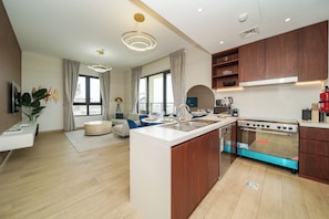Appartamento Exclusive, balcone, vista mare | Cucina privata | Frigorifero con congelatore, microonde, forno, piano cottura