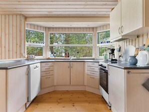 Kühlschrank, Mikrowelle, Geschirrspüler, Kochgeschirr/Geschirr/Besteck