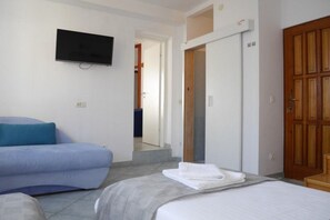 2 bedrooms, iron/ironing board, travel cot, free WiFi