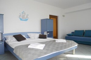 Iron/ironing board, travel cot, free WiFi