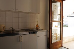 Kylskåp, mikrovågsugn, spishäll och kaffe- och tebryggare