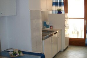 Réfrigérateur, four à micro-ondes, surface de cuisson, cafetière-théière