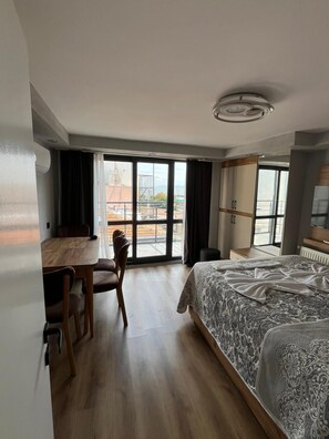 خزنة داخل الغرفة وستائر تعتيم وتجهيزات عازلة للصوت ومكواة/لوح كي