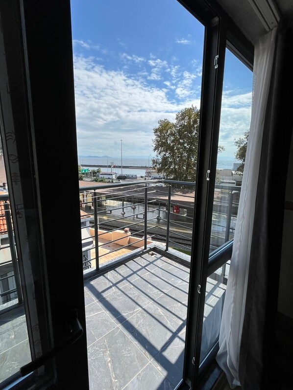 Condo Deluxe, balcón, vista al mar | Caja de seguridad en la habitación, cortinas blackout y insonorización