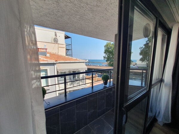 خزنة داخل الغرفة وستائر تعتيم وتجهيزات عازلة للصوت ومكواة/لوح كي