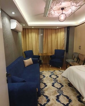 Deluxe Triple Room, Sea View | Living area