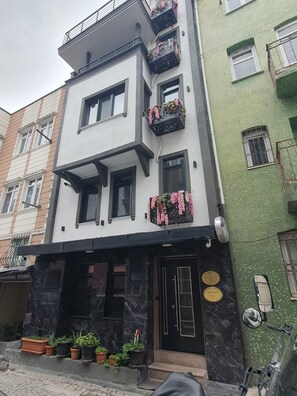 Vista frontal de la propiedad