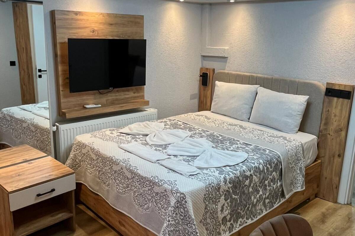 In-room safe, blackout curtains, soundproofing