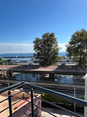 Deluxe Condo, Balcony, Sea View | Living area