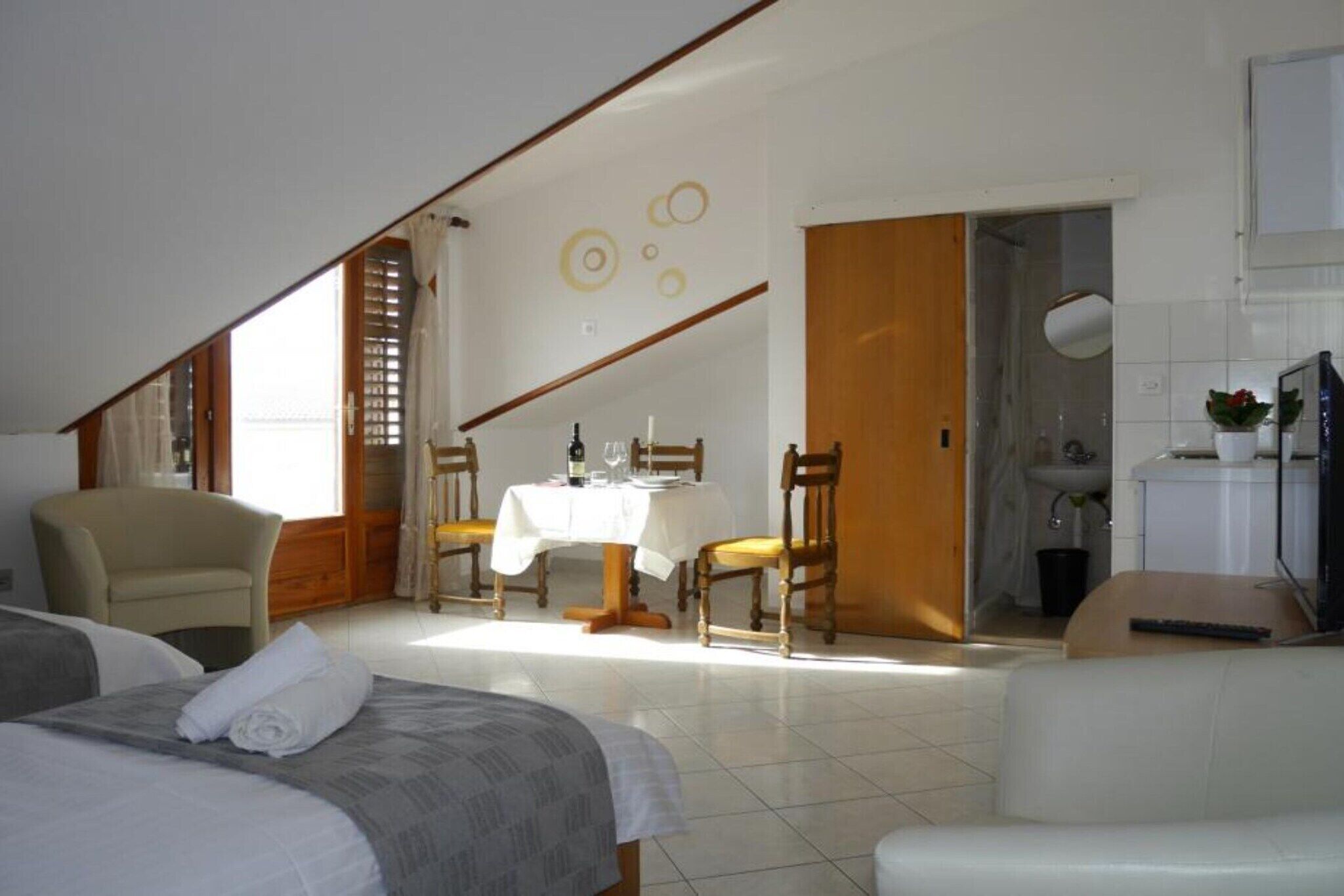 Iron/ironing board, travel cot, free WiFi