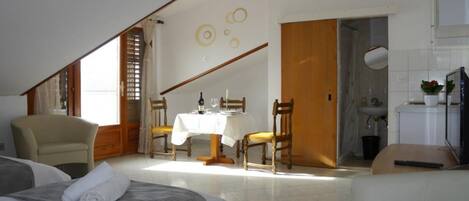 Iron/ironing board, travel cot, free WiFi