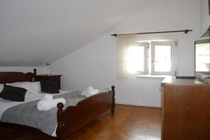 2 bedrooms, iron/ironing board, travel cot, free WiFi
