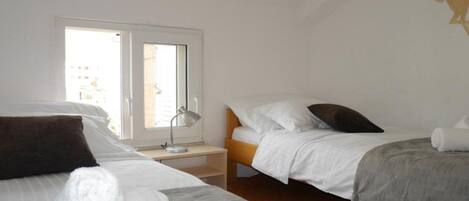 Iron/ironing board, travel cot, free WiFi