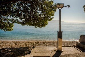 På stranden