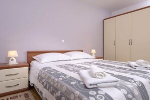 1 quarto, ferros/tábuas de passar roupa, berço de viagem