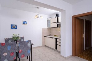 Geladeira, micro-ondas, cooktop, torradeira