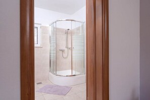 Shower, hair dryer - One Bedroom Apartment with Balcony and Sea View 2 (Vrboska)