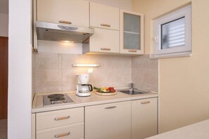 Kühlschrank, Mikrowelle, Herdplatte, Toaster