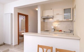 Kjøleskap, mikrobølgeovn, kokeplater og brødrister