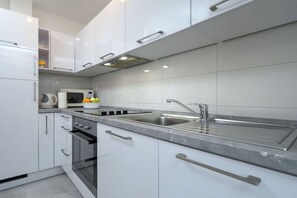 Frigorifero, microonde, forno, piano cottura