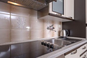 Geladeira, micro-ondas, fogão, cooktop