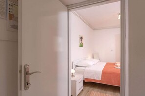 1 quarto, ferros/tábuas de passar roupa, berço de viagem