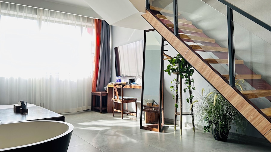 Qichi Waterfront B&B Hotel